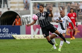 Pablo disputa jogada com Emerson Sheik no jogo deste domingo