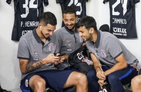 Pedro Henrique, Camacho e Clayson descontraidos no vestiário antes da partida co