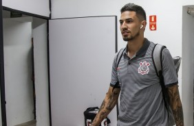 Pedro Henrique chega no vestiário antes da partida contra a Ponte Preta