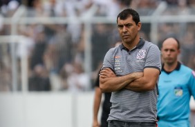 Professor Carille observa sua equipe durante o jogo contra a Ponte Preta