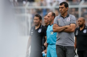 Professor Carille observa sua equipe durante o jogo contra a Ponte Preta