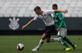 Técnico do Sub-20 passa orientações aos seus jogadores a beira de campo