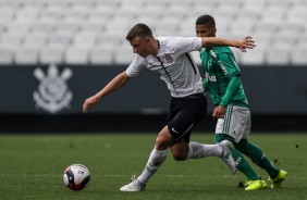 Tcnico do Sub-20 passa orientaes aos seus jogadores a beira de campo