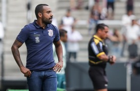 Técnico do Sub-20 passa orientações aos seus jogadores a beira de campo