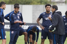 Carille conversou com os jogadores em campo