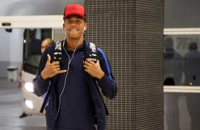 Carlinhos acena para torcedores antes da partida contra o Palmeiras pelo sub-20