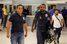 Comisso tcnica da equipe sub-20 do Corinthians na chegada a Arena