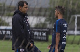 Durante o treino, Carille conversou com o meia Pedrinho