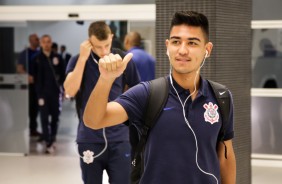 Fabricio Oya acena para torcedores antes da partida contra o Palmeiras pelo sub-20