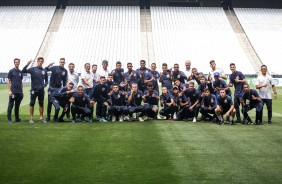 Jogadores do Corinthians sub-17 posam para foto