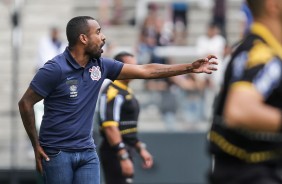 Técnico do Sub-20 passa orientações aos seus jogadores a beira de campo