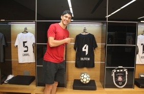 Balbuena posou para foto no vestiário da Arena, ao lado de sua própria camisa