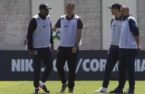 Carille e comissão técnica durante treino no CT Joaquim Grava
