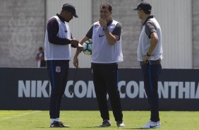 Carille e comissão técnica durante treino no CT Joaquim Grava
