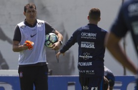 Carille passa instrues a Gabriel no treino no CT Joaquim Grava