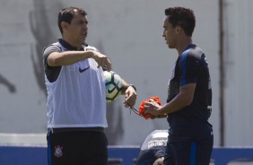 Carille passa instruções a Jadson no treino no CT Joaquim Grava