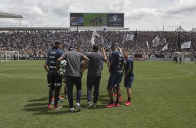 Carille e os jogadores no centro do gramado durante o treino na Arena Corinthians