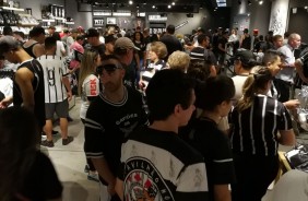 Centenas de pessoas conferiram produtos do Corinthians na Mega Loja