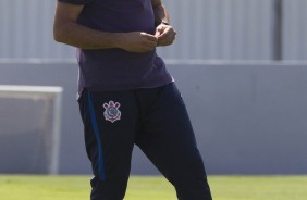 Fábio Carille, pensativo, durante o treino desta sexta no CT
