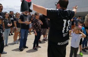 Luís Butti, guia do Tour Casa do Povo, instruindo torcedores pela Arena