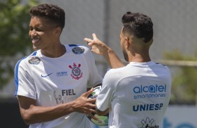 Pedrinho e Clayson em clima descontraído no treino desta sexta-feira no CT