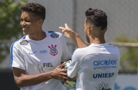 Pedrinho e Clayson em clima descontrado no treino desta sexta-feira no CT