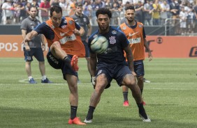 Rodriguinho e Kazim no treino deste sbado na Arena Corinthians lotada