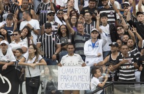 Teve torcedor que levou até uma placa inusitada no treino de hoje na Arena Corinthians