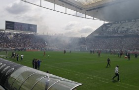 Torcida aproveitou para levar bandeiras e sinalizadores no treino do Corinthians