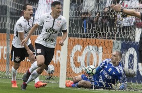 Balbuena e Rodriguinho eufricos para comemorar o gol do zagueiro diante o Palmeiras