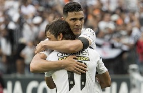 Balbuena e Romero comemoram o gol do zagueiro diante o Palmeiras, na Arena Corinthians