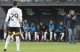 Camacho recebe instruções de Carille durante o dérbi