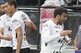 Camacho vibrando para comemorar o gol do Timão diante o Palmeiras