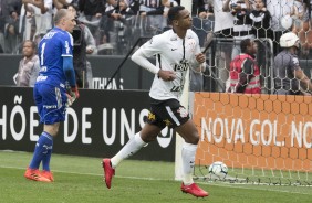 Jô anotou o gol do Corinthians em cima do goleiro Fernando Prass, do Palmeiras