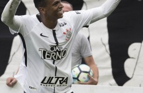 O atacante Jô marcou o gol de pênalti contra o Palmeiras na Arena Corinthians