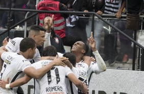 O elenco se reuniu para comemorar o gol diante o Palmeiras na Arena Corinthians