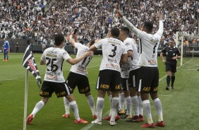 O elenco todo reunido para comemorar mais um tento do Timão no dérbi