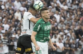 O zagueiro Balbuena em jogada aérea contra o Palmeiras na Arena Corinthians