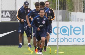 Jadson e companheiros no treino de reapresentao desta segunda-feira no CT