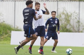 Kazim, Maycon e Jadson durante o treino desta segunda-feira no CT Joaquim Grava