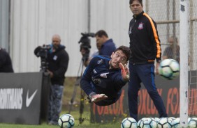 O goleiro Caque Frana voando durante o treino de reapresentao aps vitria no drbi