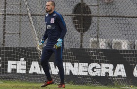 O goleiro reserva Walter treinou no gramado aps a vitria no drbi