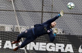 O goleiro Walter voando durante o treino para fazer uma grande defesa