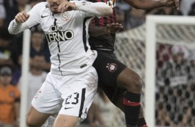 Fagner durante o duelo contra o Atlético-PR na Arena da Baixada