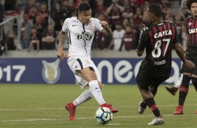 Guilherme Arana atuando contra o Atlético-PR na Arena da Baixada