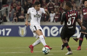 Guilherme Arana atuando contra o Atltico-PR na Arena da Baixada