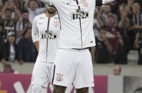 Jô em momento de fé durante o jogo contra o Atlético-PR