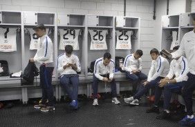 Jogadores se preparam no vestiário da Arena da Baixada para encarar o Atlético-PR