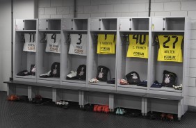 Os mantos perfilados no vestiário da Arena da Baixada antes do jogo contra o Atlético-PR