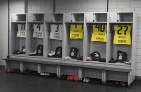 Os mantos perfilados no vestirio da Arena da Baixada antes do jogo contra o Atltico-PR